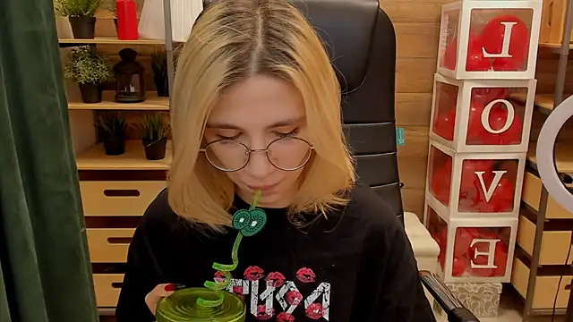 Moon13152 online show from February 2025 03:59:01 PM