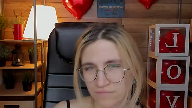 Moon13152 online show from February 2025 10:28:01 PM