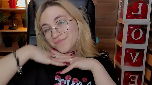 Moon13152 online show from March 2025 01:43:01 AM