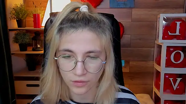 Moon13152 online show from March 2025 08:42:02 PM