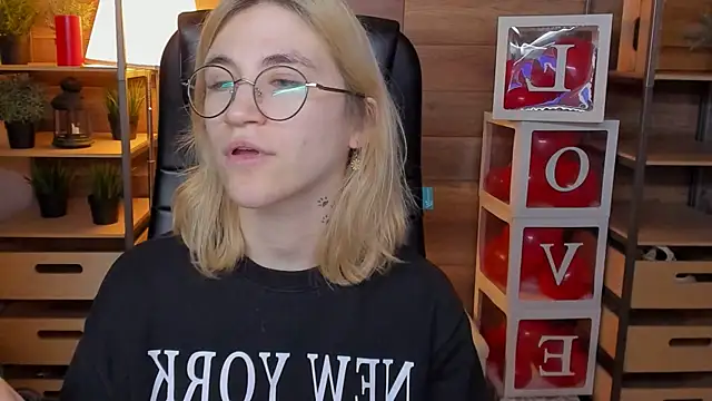 Moon13152 online show from March 2025 08:59:01 PM