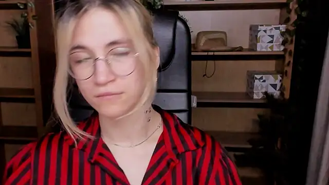 Moon13152 online show from March 2025 04:00:02 PM