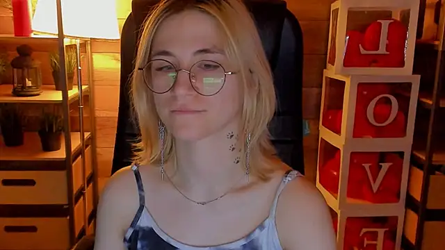 Moon13152 online show from March 2025 06:11:01 PM