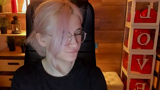 Moon13152 online show from March 2025 08:32:02 PM