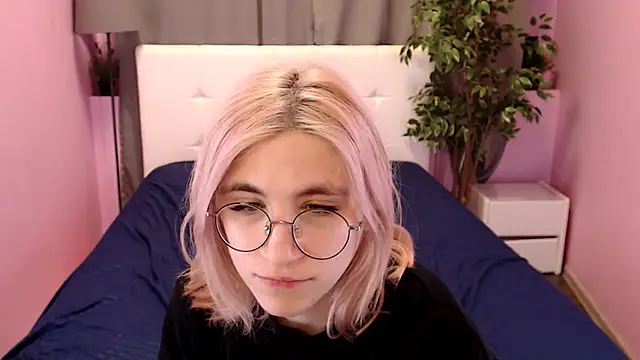 Moon13152 online show from March 2025 06:58:01 PM