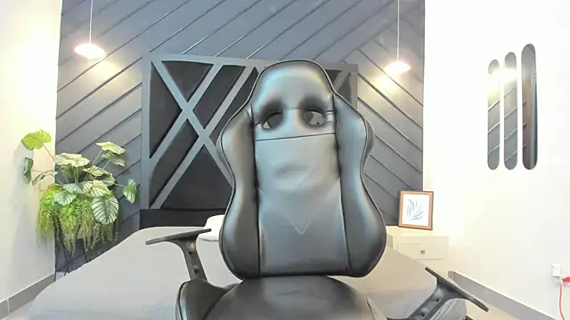 Yeiko Romero  online show from February 2025 04:42:02 PM