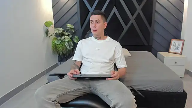 Yeiko Romero  online show from February 2025 05:15:01 PM