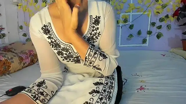 Snapshot of aarjulove chatting on May 2026 02:40:01 AM aarjulove online show from May 2026 02:40:01 AM