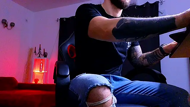 MightyAaron66 online show from December 2025 03:56:01 AM