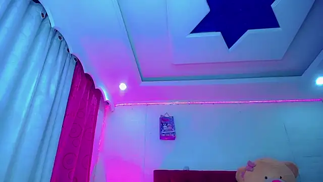 NahomiCamper online show from April 2026 09:30:02 PM