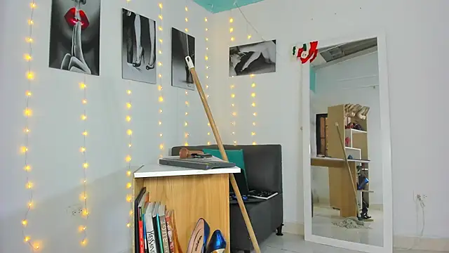 Snapshot of Zhara_becherovka chatting on January 2025 07:29:01 PM Zhara becherovka online show from January 2025 07:29:01 PM