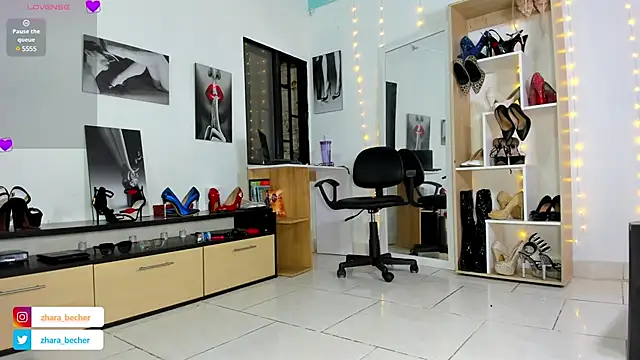 Snapshot of Zhara_becherovka chatting on February 2025 07:56:02 PM Zhara becherovka online show from February 2025 07:56:02 PM