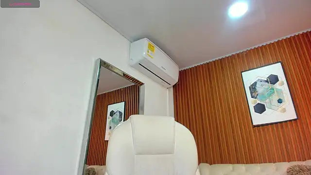 Snapshot of RoxannaHanson chatting on December 2024 04:10:02 AM RoxannaHanson online show from December 2024 04:10:02 AM