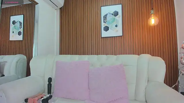 Snapshot of RoxannaHanson chatting on December 2024 04:49:02 AM RoxannaHanson online show from December 2024 04:49:02 AM