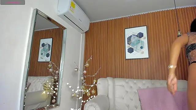 Snapshot of RoxannaHanson chatting on December 2024 04:59:01 AM RoxannaHanson online show from December 2024 04:59:01 AM