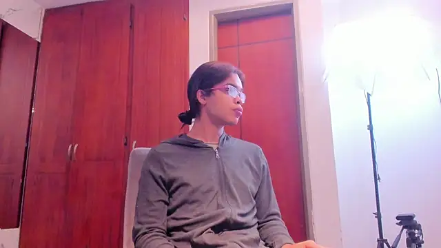 evelyn wine online show from September 2025 07:04:01 PM