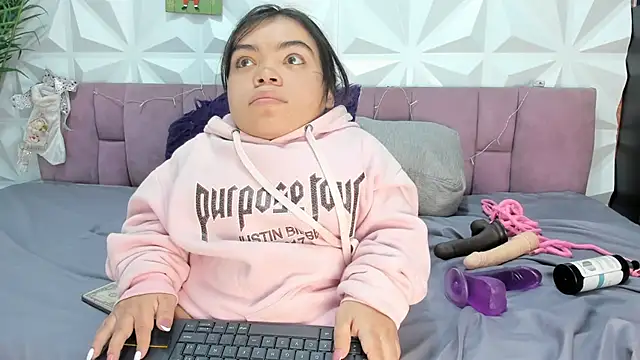 Snapshot of Michelle_Brooks chatting on December 2024 01:07:02 PM Michelle Brooks online show from December 2024 01:07:02 PM