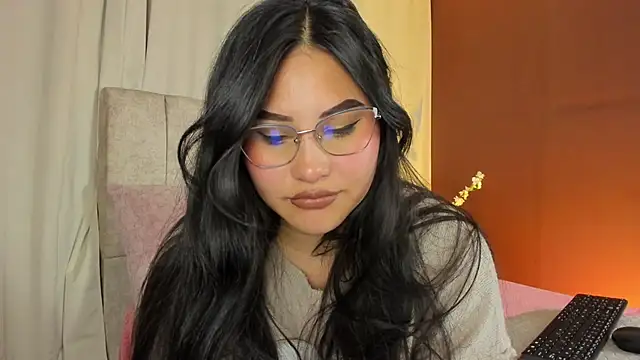 Little Ivy online show from October 2025 07:00:01 PM