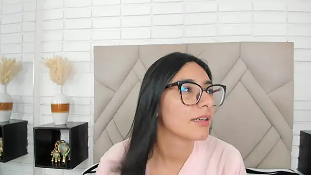 Isis Osman online show from September 2025 07:18:02 PM