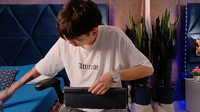 Lion Foster01 online show from October 2025 12:27:01 PM