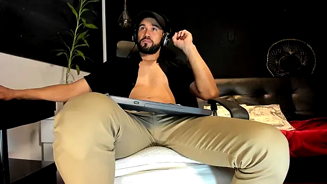 alessandro wye online show from November 2025 02:01:01 AM