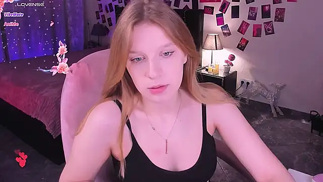 Snapshot of KarambaMoon chatting on May 2026 08:26:01 PM KarambaMoon online show from May 2026 08:26:01 PM