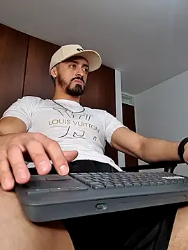 Snapshot of MAXIMUS_MASTE3 chatting on March 2025 10:42:01 PM MAXIMUS MASTE3 online show from March 2025 10:42:01 PM