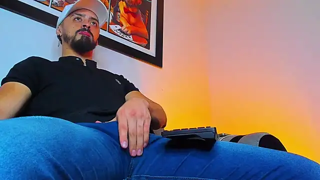 Snapshot of MAXIMUS_MASTE3 chatting on September 2025 08:01:01 PM MAXIMUS MASTE3 online show from September 2025 08:01:01 PM