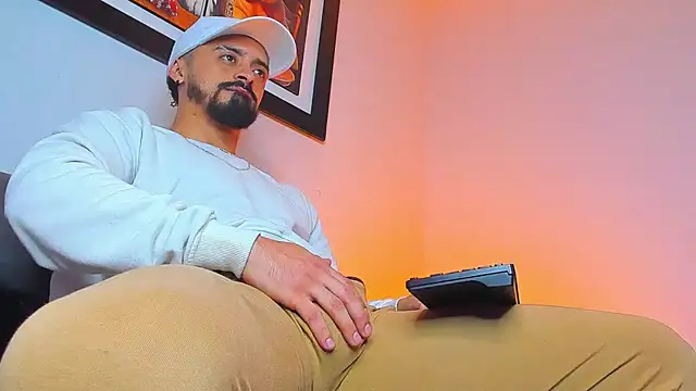 Snapshot of MAXIMUS_MASTE3 chatting on October 2025 11:35:01 PM MAXIMUS MASTE3 online show from October 2025 11:35:01 PM