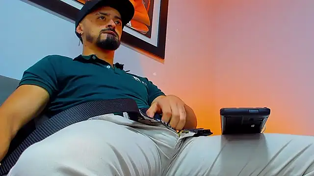 Snapshot of MAXIMUS_MASTE3 chatting on October 2025 11:37:02 PM MAXIMUS MASTE3 online show from October 2025 11:37:02 PM