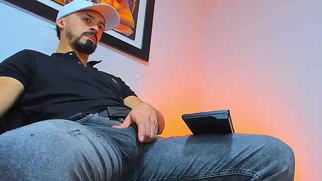 Snapshot of MAXIMUS_MASTE3 chatting on October 2025 08:44:01 PM MAXIMUS MASTE3 online show from October 2025 08:44:01 PM