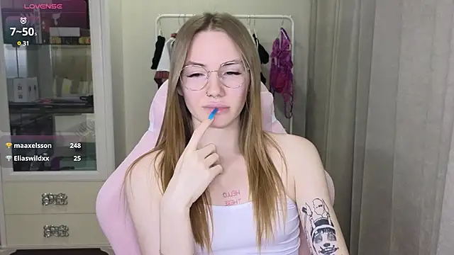 littlevildevil online show from February 2025 03:40:01 PM