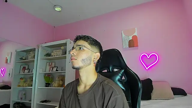 Ian Castillo  online show from February 2025 11:11:02 AM