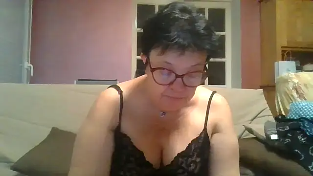 Snapshot of Vandeae44 chatting on May 2026 08:17:02 PM Vandeae44 online show from May 2026 08:17:02 PM