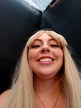 Snapshot of madelaine- chatting on December 2024 10:42:02 PM madelaine- online show from December 2024 10:42:02 PM