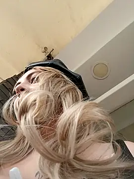 Snapshot of madelaine- chatting on November 2025 08:09:01 PM madelaine- online show from November 2025 08:09:01 PM