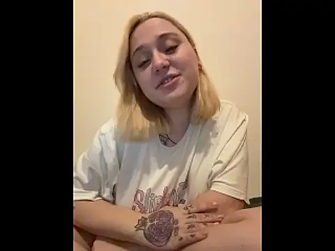 Snapshot of DaisyBooom chatting on March 2026 07:27:01 PM DaisyBooom online show from March 2026 07:27:01 PM