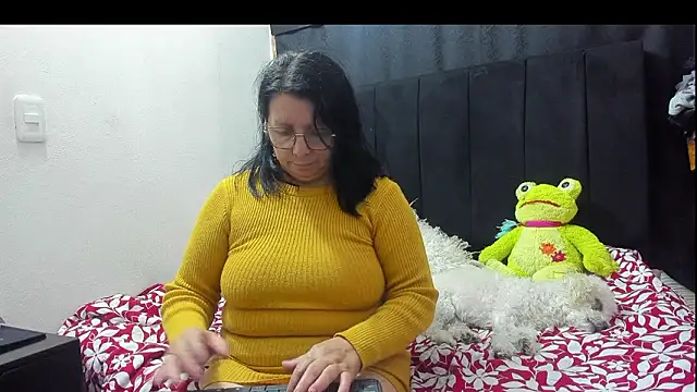 Snapshot of Evaaross_2345 chatting on February 2026 02:43:02 AM Evaaross 2345 online show from February 2026 02:43:02 AM