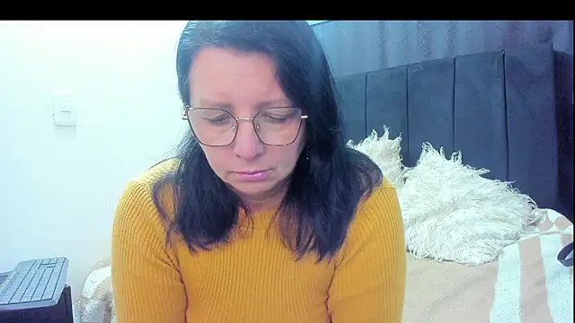 Snapshot of Evaaross_2345 chatting on February 2026 12:04:02 PM Evaaross 2345 online show from February 2026 12:04:02 PM