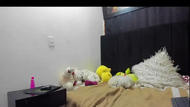 Snapshot of Evaaross_2345 chatting on February 2026 12:32:02 PM Evaaross 2345 online show from February 2026 12:32:02 PM