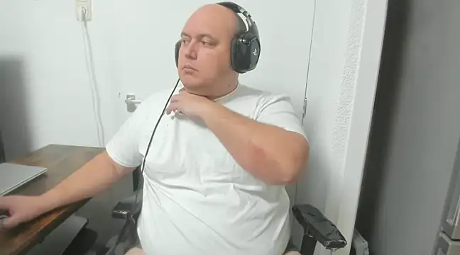 Snapshot of BigromeoXX chatting on January 2025 06:59:01 PM BigromeoXX online show from January 2025 06:59:01 PM