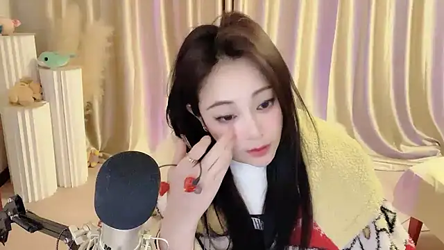 Daisy-77 online show from March 2025 06:01:02 PM