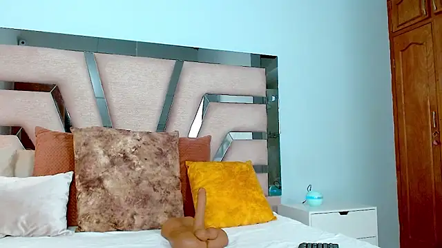 cintia hills online show from January 2025 05:26:02 AM