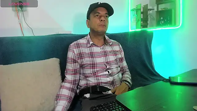 latinmartin73 online show from January 2025 11:28:01 PM