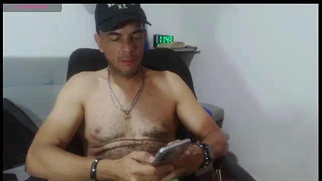 latinmartin73 online show from April 2026 04:44:01 PM