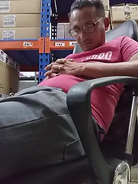 Andresguz35 online show from October 2025 05:03:01 PM