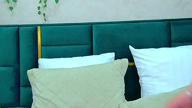 Snapshot of PollyLanders chatting on January 2025 02:11:02 AM PollyLanders online show from January 2025 02:11:02 AM