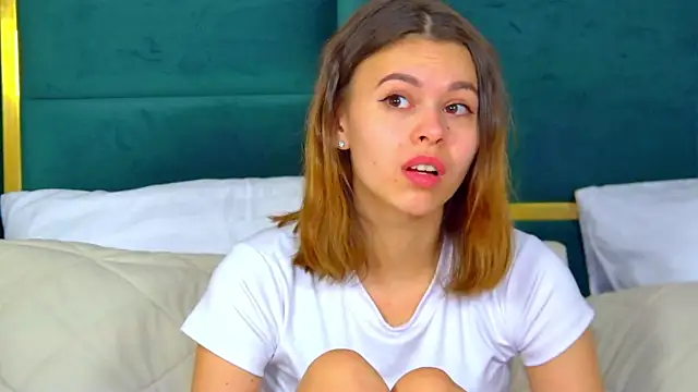 Snapshot of PollyLanders chatting on February 2025 12:38:02 PM PollyLanders online show from February 2025 12:38:02 PM