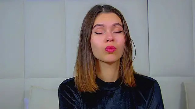 Snapshot of PollyLanders chatting on October 2025 07:11:02 PM PollyLanders online show from October 2025 07:11:02 PM