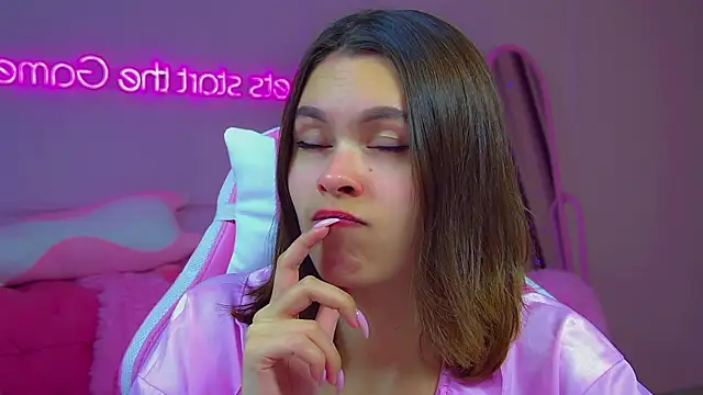 Snapshot of PollyLanders chatting on October 2025 06:29:01 PM PollyLanders online show from October 2025 06:29:01 PM